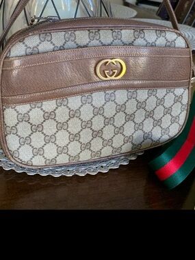 Gucci vintage authentic monogram shoulder Bag the perfect size